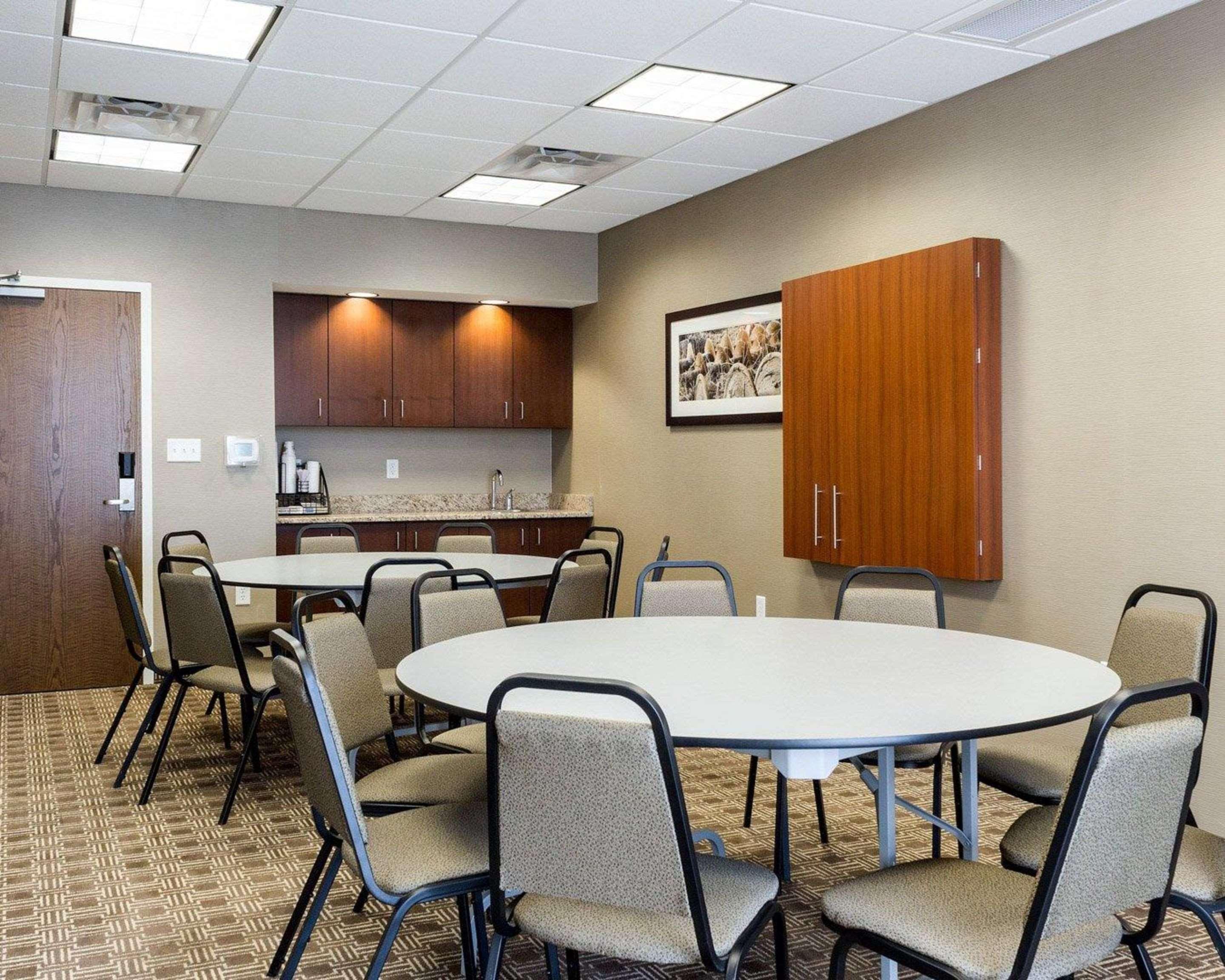 Comfort Inn & Suites Watford City Exterior photo
