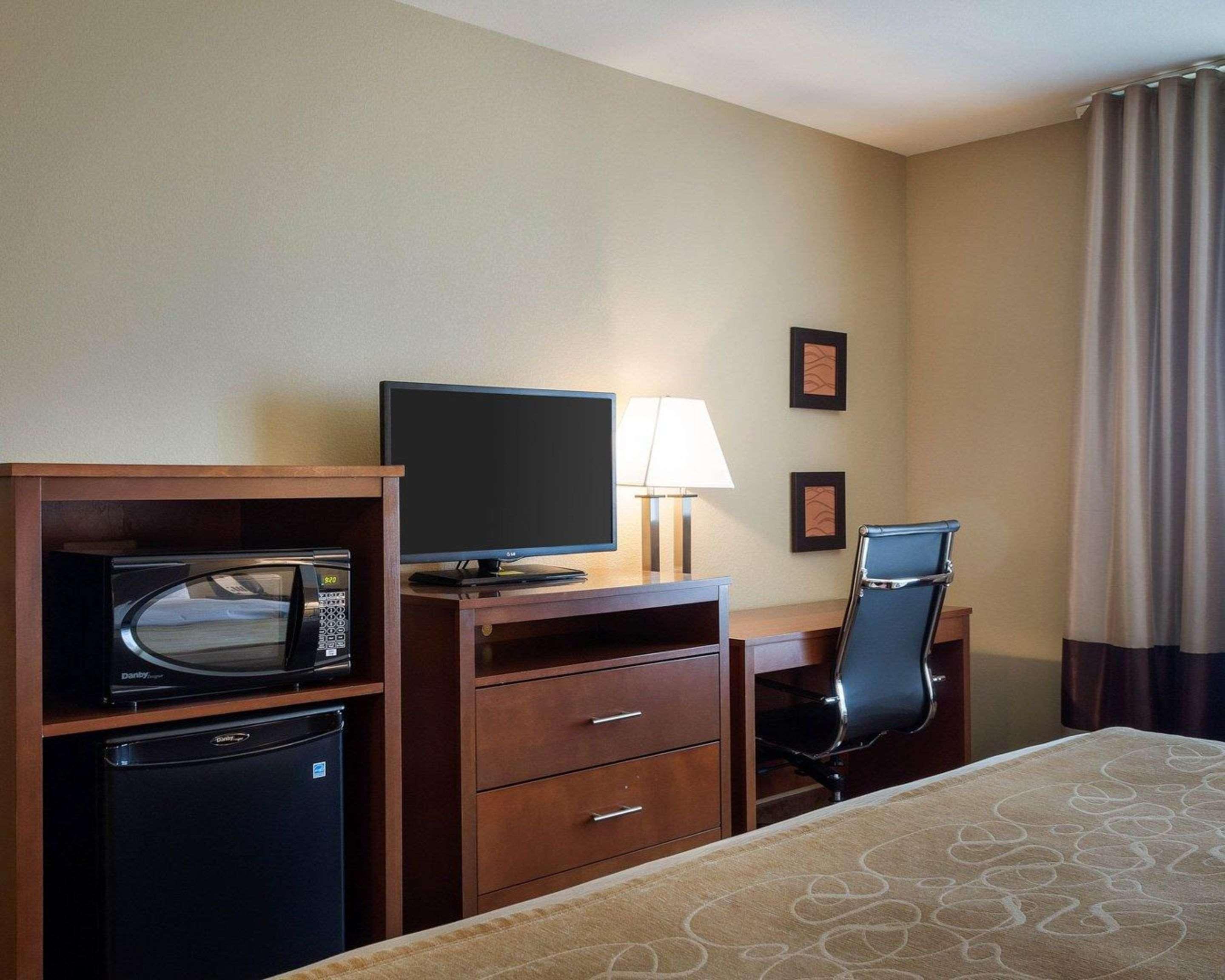 Comfort Inn & Suites Watford City Exterior photo