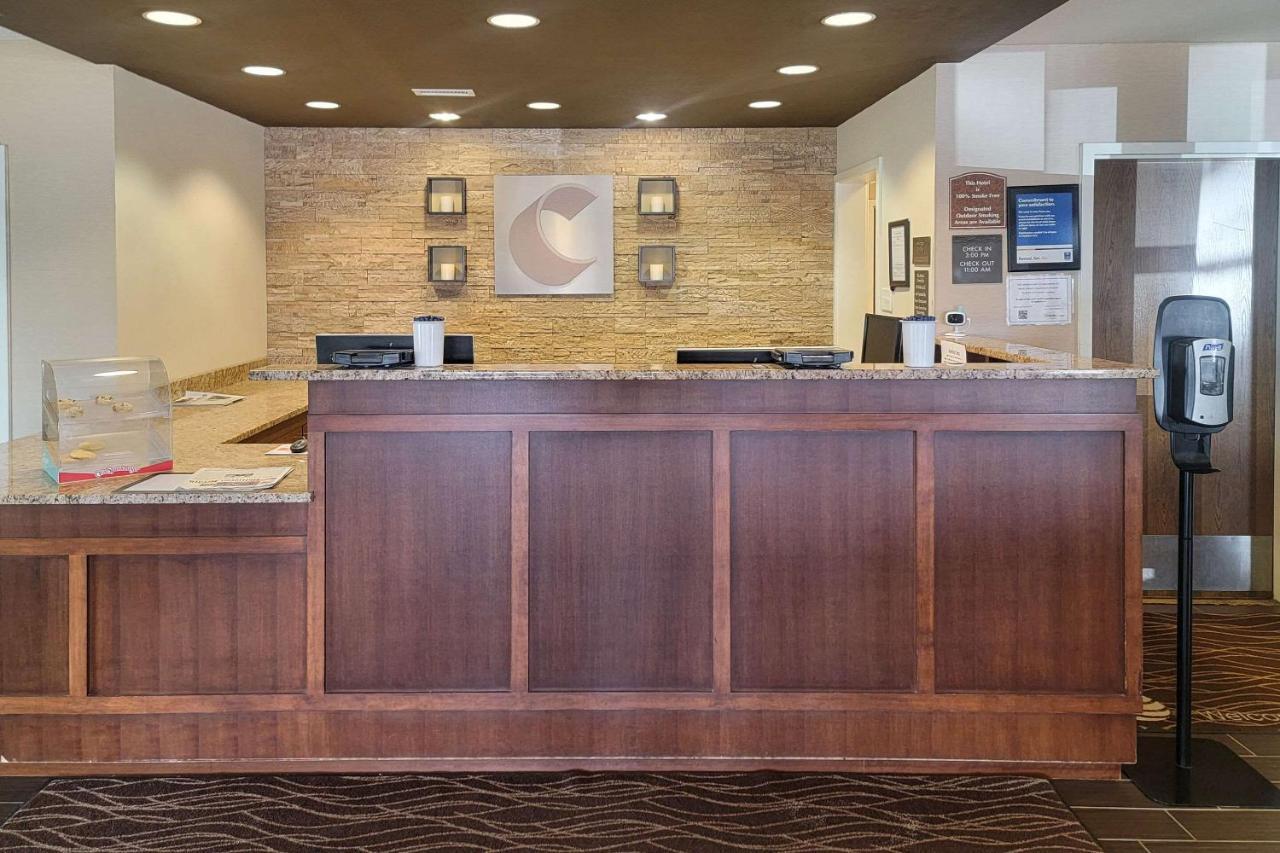 Comfort Inn & Suites Watford City Exterior photo