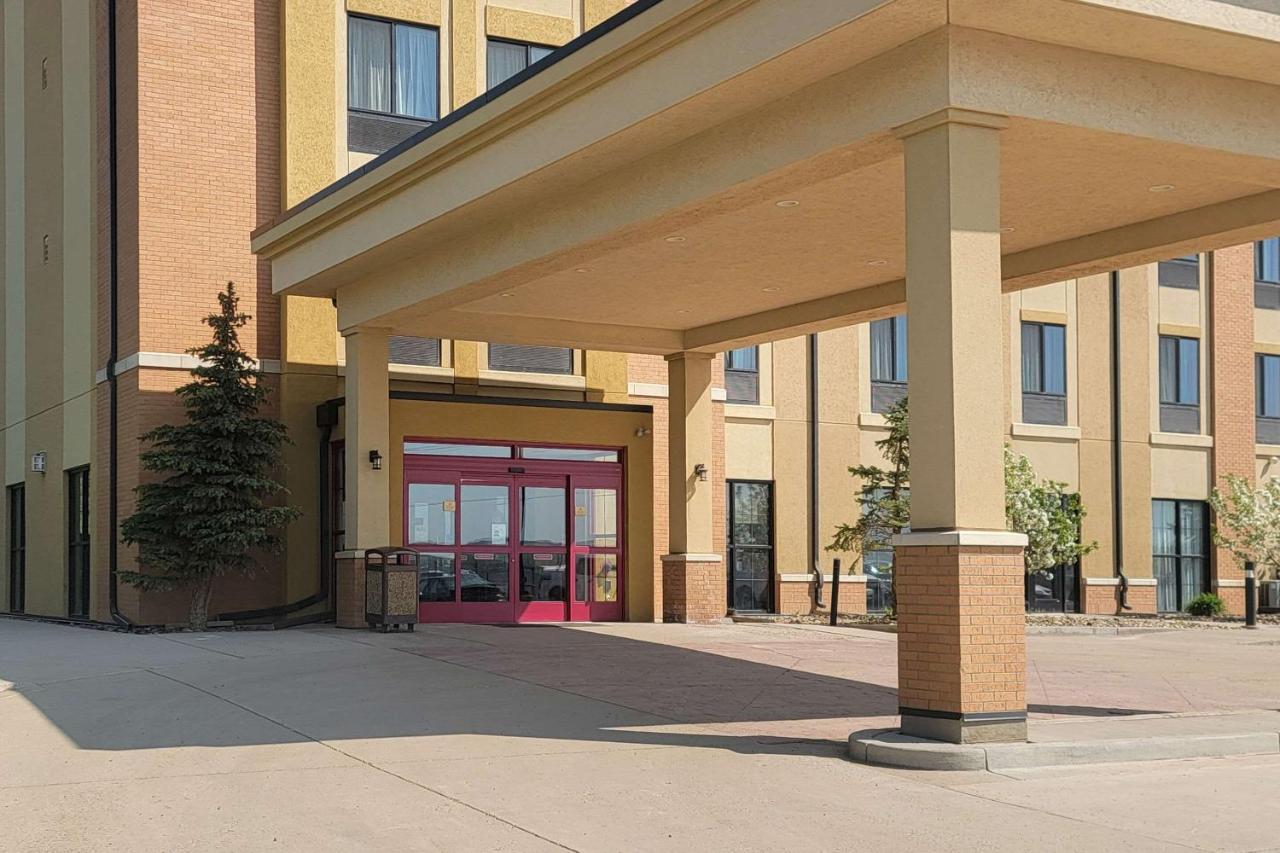 Comfort Inn & Suites Watford City Exterior photo