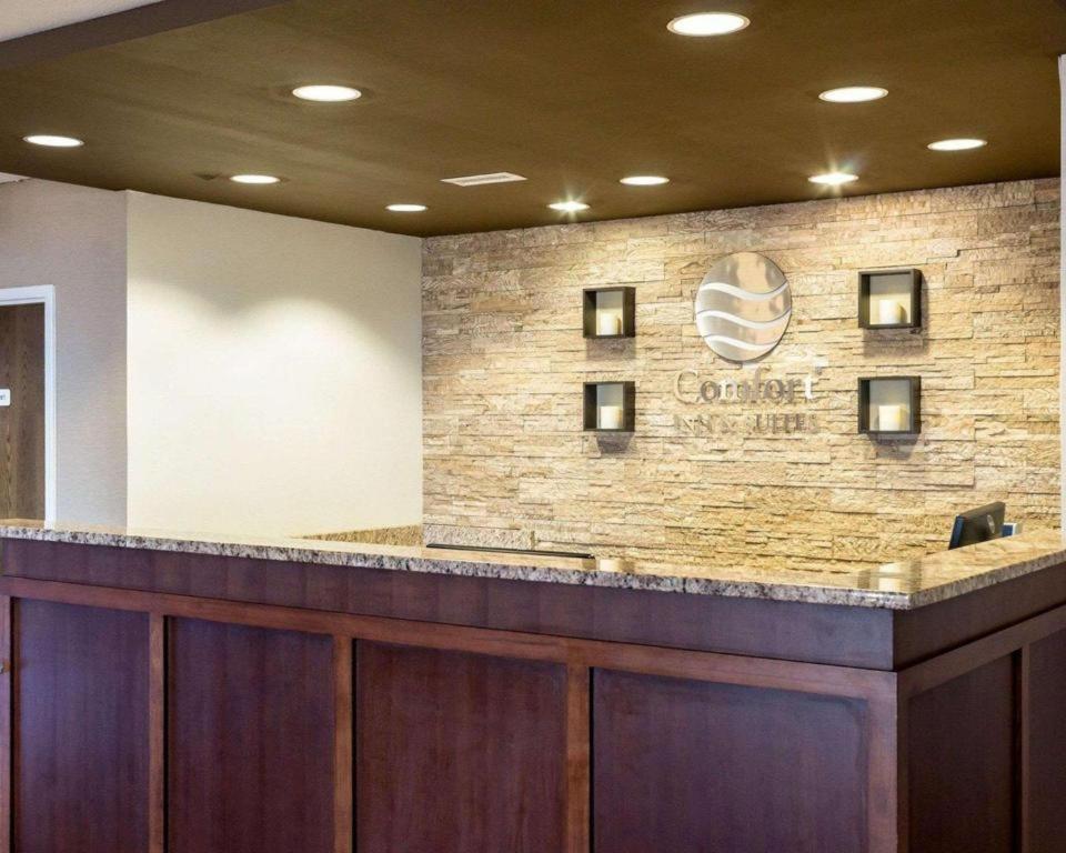 Comfort Inn & Suites Watford City Exterior photo