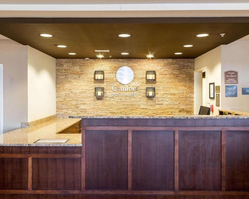Comfort Inn & Suites Watford City Exterior photo