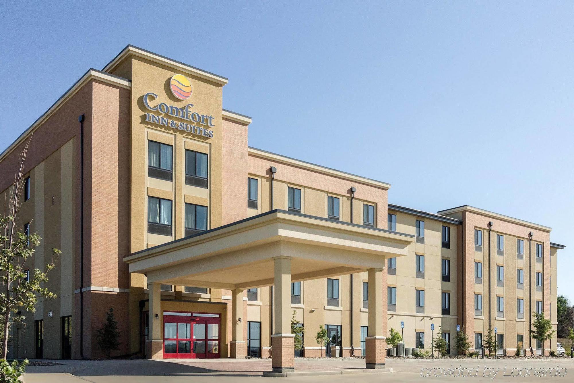 Comfort Inn & Suites Watford City Exterior photo
